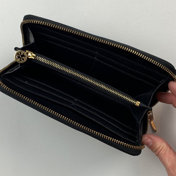🎉SOLD🎉Tory Burch Black Full Zip Around Wallet - Picture 6 of 8